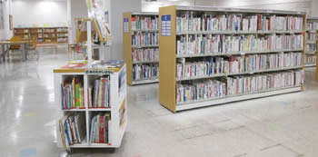 写真　東区プラザ図書室