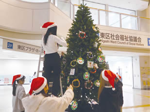 写真　ツリーの飾り付けの様子