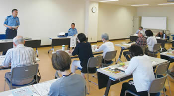 写真 東警察署員からの講話