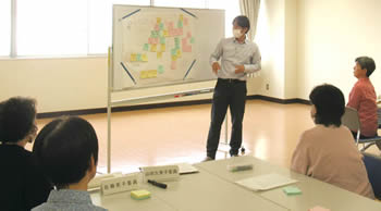 写真 部会内での発表の様子