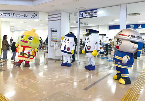 写真　マスコットキャラクターたちのお出迎え