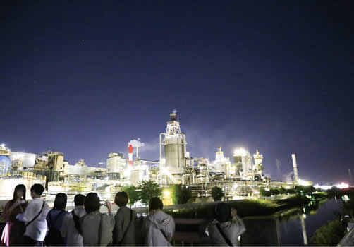 写真　旭カーボンの工場夜景見学