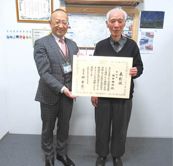 写真　東区長より表彰状の伝達の様子