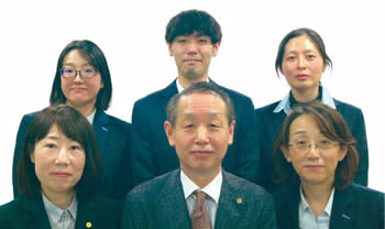 写真　みなみ法務事務所　社員の方々