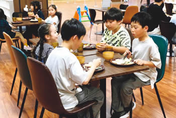 写真　地球の子供食堂と宿題Cafe　子ども食堂の様子