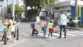 写真　あいさつ・声掛け運動の様子