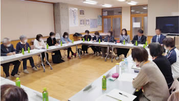 写真　情報交換会の様子