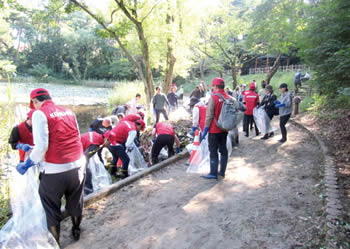 写真　じゅんさい池の清掃活動