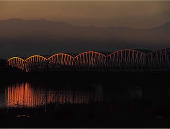 作品写真　朝の色に染まる泰平橋
