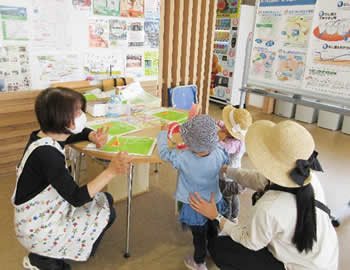 写真　歯とお口の健康習慣を学ぶ様子