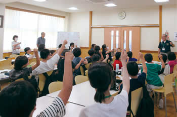 写真　夏休みこども学習会の様子