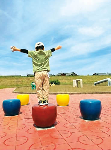阿賀野川河川公園で遊ぶ子供の写真