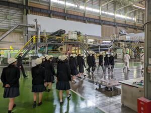 新潟市東区オープンファクトリー2023で工場見学をする高校生の写真
