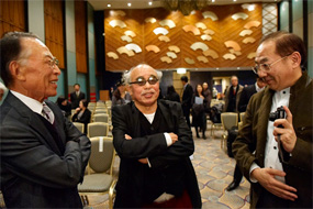 お祝いに駆けつけた元選考委員長の野田一夫(左)さんと、坂口綱男(右、安吾長男)さん