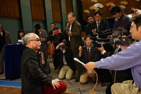 メディア各社の取材を受ける荒木さん