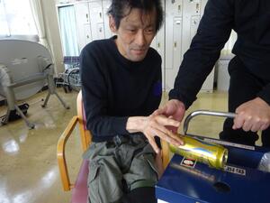 空き缶つぶしの様子1