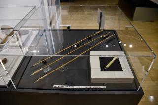 弓矢・ヤリガンナの復元品展示の画像
