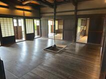 囲炉裏のある部屋の写真