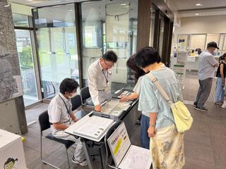 勾玉見学中の様子