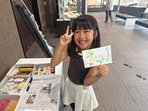 スタンプで作る暑中見舞い体験の様子