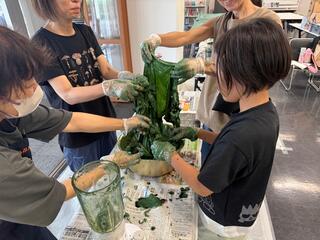 藍染め体験の様子