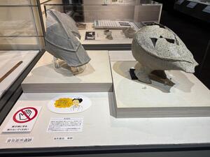 企画展の鳥形製品の写真