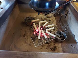囲炉裏で餅を焼いている様子