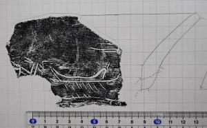 船が描かれた土器の拓本と、壺口縁部の断面図の写真