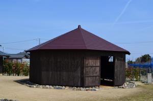 畜動舎の外観写真。八角形の屋根が特徴的です。