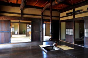 旧武田家住宅内部の写真。茶の間には囲炉裏があります。