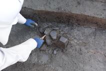 茶院A遺跡墨書土器発掘作業の様子