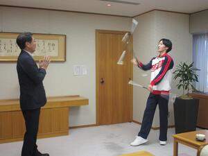 バトン披露