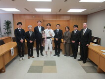 表敬訪問の様子（集合写真）