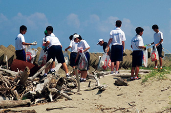 南浜中学校　海岸清掃で地域貢献