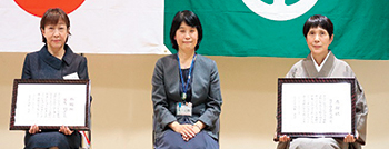若月則子さん(左)、岡方地区婦人会の倉島京子さん(右)