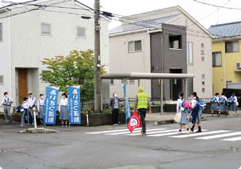 光晴中学校 笑顔広がる　地域あいさつ運動