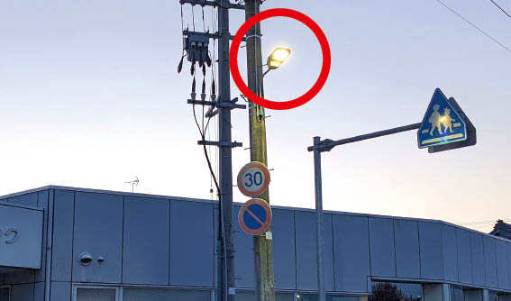 発光ダイオード(LED)道路照明灯を設置