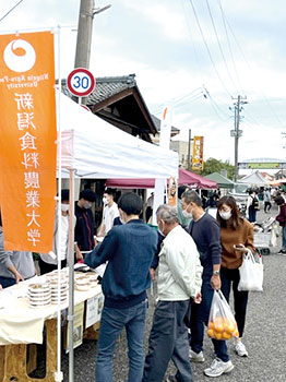 うまいもん市場で出店した大学生のブース