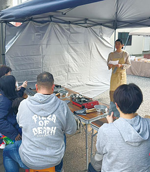 4月5日(土曜)に開催されたワークショップの様子(コーヒーの焙煎体験)