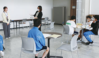 窓口業務の体験の様子