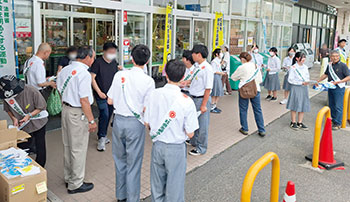 街頭で広報活動　風景