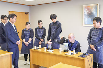 市長にコーヒーの実演を披露する本間さん