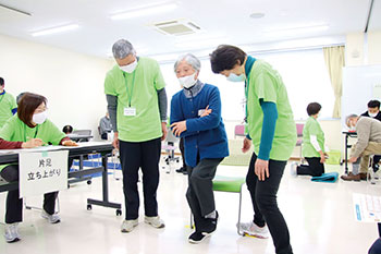 片足立ちテストの様子