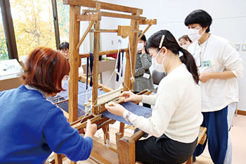 葛塚縞の伝統技術を体験　風景