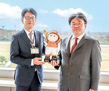 丸山北区長　杉浦新潟競馬場長　JRAマスコットキャラクターターフィーくん　近影