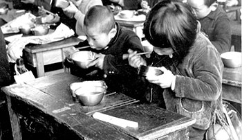昭和30年代　小学生の給食の様子