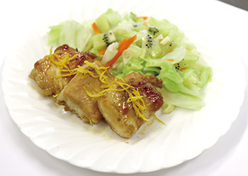 豆腐の肉巻きゆずの香り　野菜添え