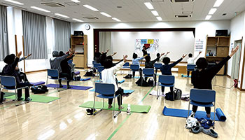 ヨガ(イスにすわってヨガ)