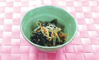 写真　ワカメとイワシの和え物