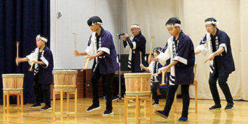 新崎樽ばやし連による樽太鼓演奏 風景